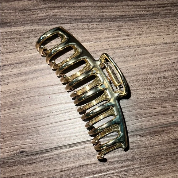 Modern Girl Gold Claw Hair Clip - Picture 2 of 4